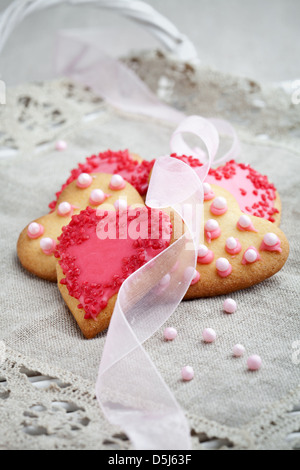 Les cookies en forme de coeur rose pour célébrer la Saint-Valentin Banque D'Images