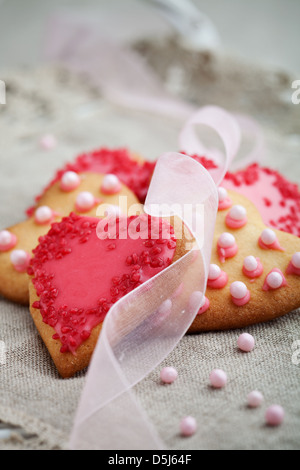 Les cookies en forme de coeur rose pour célébrer la Saint-Valentin Banque D'Images