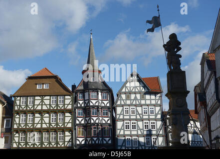 Maisons à colombages entourent la place du marché avec la fontaine de Roland à Fritzlar, Allemagne, 6 novembre 2012. Photo : Uwe Zucchi Banque D'Images