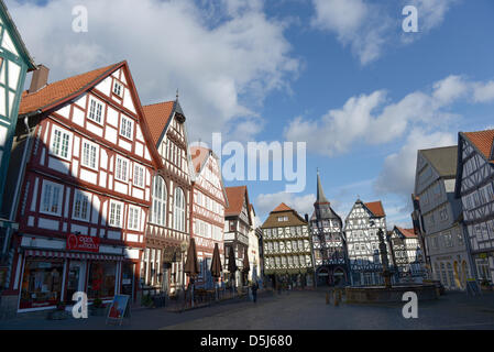 Maisons à colombages entourent la place du marché avec la fontaine de Roland à Fritzlar, Allemagne, 6 novembre 2012. Photo : Uwe Zucchi Banque D'Images