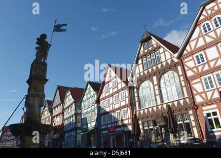 Maisons à colombages entourent la place du marché avec la fontaine de Roland à Fritzlar, Allemagne, 6 novembre 2012. Photo : Uwe Zucchi Banque D'Images