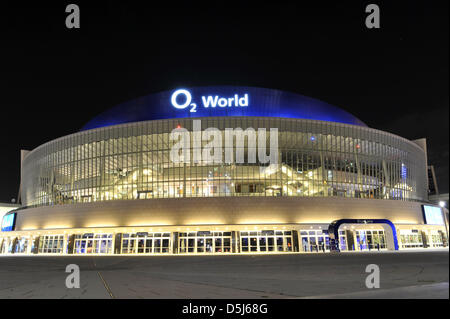 O2 World est éclairé la nuit à Berlin, Allemagne, 13 octobre 2012. Photo : Paul Zinken Banque D'Images