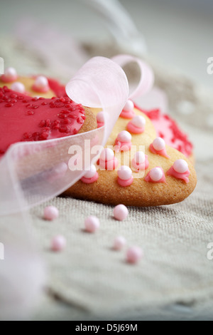 Les cookies en forme de coeur rose pour célébrer la Saint-Valentin Banque D'Images