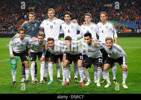 Manuel Neuer, de l'Allemagne par Mertesacker, Mats Hummels, Lars Bender, et Benedikt Hoewedes retour (L-R), Philipp Lahm, Marco Reus, Mario Götze, Thomas Müller, Ilkay Gundogan und Lewis Holtby (AVANT L-R) posent avant le match international entre les Pays-Bas et l'Allemagne à Amsterdam, Pays-Bas, 14 novembre 2012. Photo : Revierfoto Banque D'Images