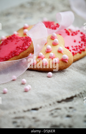 Les cookies en forme de coeur rose pour célébrer la Saint-Valentin Banque D'Images