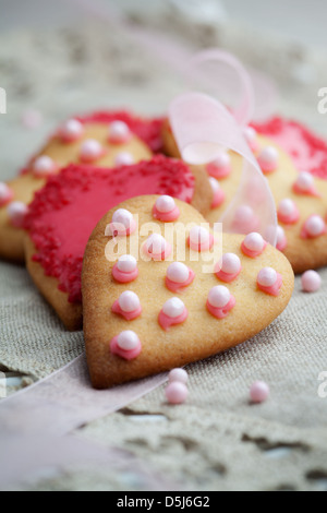 Les cookies en forme de coeur rose pour célébrer la Saint-Valentin Banque D'Images