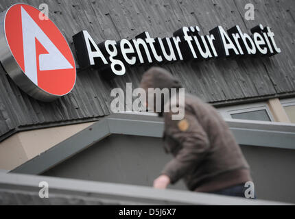 Un homme marche vers l'Agentur fuer Arbeit (Allemand) Agence d'emploi à Wiesbaden, Allemagne, 15 novembre 2012. Photo : Arne Dedert Banque D'Images