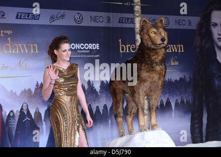 Hollywood star Kristen Stewart vagues aux fans à la première allemande du film de vampire 'The Twilight Saga : Breaking Dawn - Part 2" à Berlin, Allemagne, 16 novembre 2012. Photo : Britta Pedersen Banque D'Images