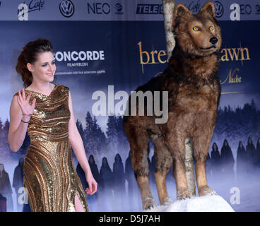 Hollywood star Kristen Stewart vagues aux fans à la première allemande du film de vampire 'The Twilight Saga : Breaking Dawn - Part 2" à Berlin, Allemagne, 16 novembre 2012. Photo : Britta Pedersen Banque D'Images