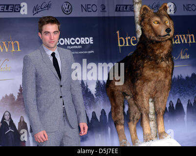 L'acteur Robert Pattinson arrive à la première allemande du film de vampire 'The Twilight Saga : Breaking Dawn - Part 2" à Berlin, Allemagne, 16 novembre 2012. Le film sera venu de cinémas allemands le 22 novembre 2012. Photo : Britta Pedersen Banque D'Images