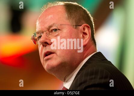 Espace candidat chancelier SPD Peer Steinbrueck parle à la Direction de l'économie Réunion 2012 organisé par le journal Sueddeutsche Zeitung à l'hôtel Adlon inBerlin, Allemagne, 17 novembre 2012. La réunion des chefs d'entreprise, cadres et hauts dirigeants politiques a eu lieu du 17 au 17 novembre 2012 sous la devise 'La nouvelle Europe dans une nouvelle économie mondiale". Photo : SEBASTIAN KAHNERT Banque D'Images