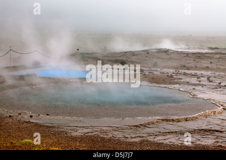 Hot Springs de petits lacs dans l'Islande, Geysers Valley Banque D'Images