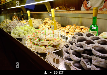 Bonbons dans une boulangerie dans le village historique d'Erice, Italie. Banque D'Images