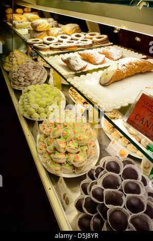 Bonbons dans une boulangerie dans le village historique d'Erice, Italie. Banque D'Images