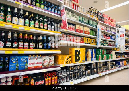 Bière pour la vente dans un supermarché, au Royaume-Uni. Banque D'Images