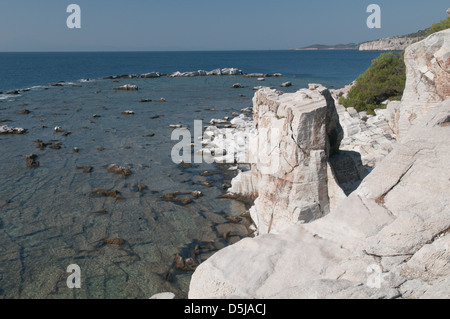 L'île grecque de Thassos Grèce Septembre l'une des carrières de marbre ancien sur la péninsule à Alyki ou Aliki Banque D'Images