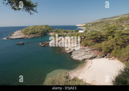 L'île grecque de Thassos Grèce Septembre voir plus petite plage au promontoire de la péninsule de Alyki ou Aliki Banque D'Images