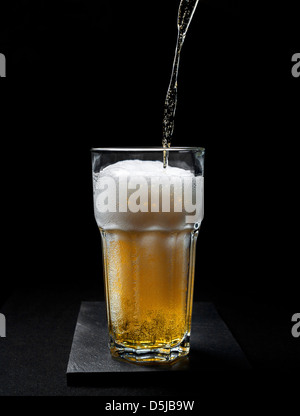 Verser une pinte. Banque D'Images