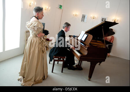 Londres, Royaume-Uni. 3e avril 2013. Un invité écoute un pianiste jouant dans une impression en miroir d'un 19e siècle salon parisien. Le projet recrée le salon pour vos réunions au coeur de ce qui était l'âge d'or de la société française - une ère de changement, l'excès et de l'enquête. Credit : Piero Cruciatti / Alamy Live News Banque D'Images