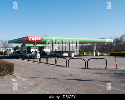 L'Asda 24 heure station-UK Banque D'Images