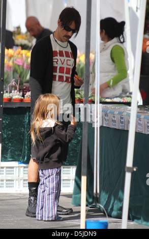 Anthony Keidis passe dimanche matin au marché de producteurs avec son fils. Malibu, Californie - 03.04.2011 Banque D'Images