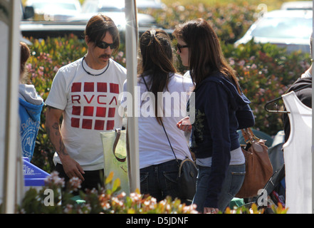 Anthony Keidis passe dimanche matin au marché de producteurs avec son fils. Malibu, Californie - 03.04.2011 Banque D'Images