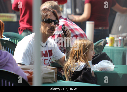 Anthony Keidis passe dimanche matin au marché de producteurs avec son fils. Malibu, Californie - 03.04.2011 Banque D'Images