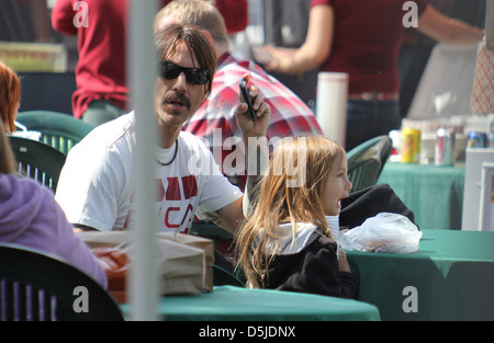 Anthony Keidis passe dimanche matin au marché de producteurs avec son fils. Malibu, Californie - 03.04.2011 Banque D'Images