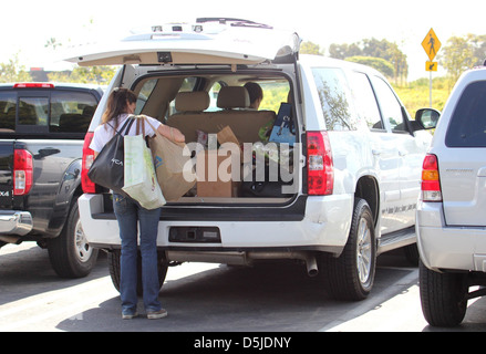 Anthony Keidis passe dimanche matin au marché de producteurs avec son fils. Malibu, Californie - 03.04.2011 Banque D'Images