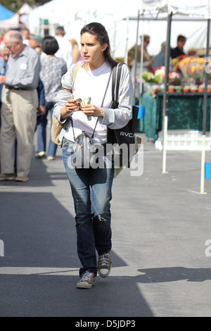 Anthony Keidis passe dimanche matin au marché de producteurs avec son fils. Malibu, Californie - 03.04.2011 Banque D'Images