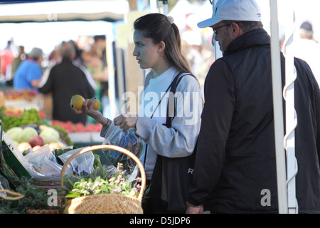 Anthony Keidis passe dimanche matin au marché de producteurs avec son fils. Malibu, Californie Banque D'Images