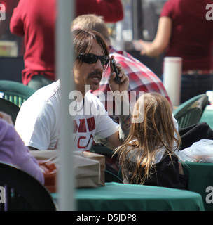 Anthony Keidis passe dimanche matin au marché de producteurs avec son fils. Malibu, Californie Banque D'Images