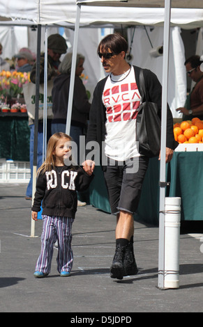 Anthony Keidis passe dimanche matin au marché de producteurs avec son fils. Malibu, Californie - 03.04.2011 Banque D'Images