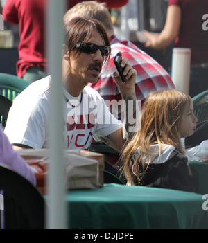 Anthony Keidis passe dimanche matin au marché de producteurs avec son fils. Malibu, Californie Banque D'Images