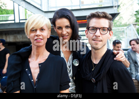 Daniela Biesenbach, Minu Barati-Fischer et guest FIRMA fashion show club Berghain Berlin pendant la Semaine de la mode Mercedes-Benz Banque D'Images