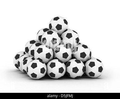 Pile d'empiler les ballons de football football sur fond blanc Banque D'Images