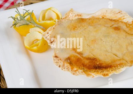 Pétoncles frais et délicieux en gratin, une tapa espagnole du nord Banque D'Images