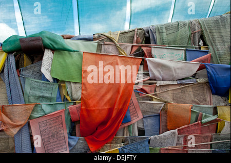 Les drapeaux de prières sur un pont sur l'Indus à Leh, Ladakh, Jammu-et-Cachemire. L'Inde. Banque D'Images