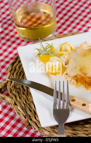 Gratin de pétoncles servis avec du cidre fraîchement coulé Banque D'Images