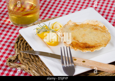 Pétoncles frais et délicieux en gratin, une tapa espagnole du nord Banque D'Images