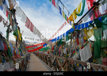 Les drapeaux de prières sur un pont sur l'Indus à Leh, Ladakh, Jammu-et-Cachemire. L'Inde. Banque D'Images