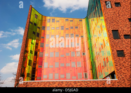 Immeuble de bureaux avec des reflets colorés dans windows Banque D'Images