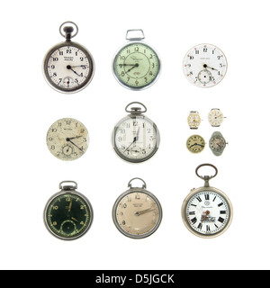 Une collection de meubles anciens et vintage les montres de poche et montres sur un fond blanc. Banque D'Images