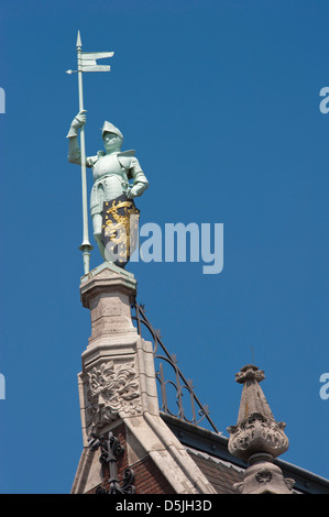 Chevalier avec armure avec pylône et le shield Banque D'Images