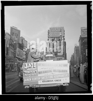 Un portrait d'Art Hodes, Kaiser Marshall, Henry Goodwin, Sandy Williams et Cecil Scott à Times Square, New York, en juillet 1947, capturant des musiciens de jazz notables de l'époque. Banque D'Images