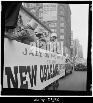 Portrait de 1947 des musiciens Cecil (Xavier) Scott, Sandy Williams, Art Hodes et Kaiser Marshall à Times Square, New York, illustrant leur rôle important dans la scène jazz et musicale. Banque D'Images