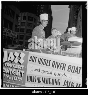 Portrait de 1947 des musiciens Art Hodes, Kaiser Marshall, Sandy Williams et Cecil Scott, pris à Times Square, New York. L'image reflète la culture jazz de l'époque. Banque D'Images