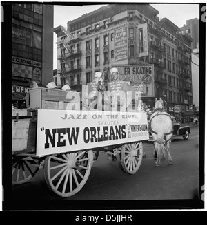 Portrait des musiciens de jazz Art Hodes, Kaiser Marshall, Henry (Clay) Goodwin, Sandy Williams et Cecil (Xavier) Scott à Times Square, New York, vers 1947. Cela capture la scène jazz vibrante de New York d'après-guerre. Banque D'Images