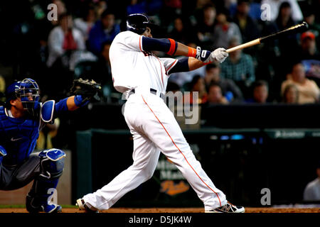 Houston, Texas, USA. 3e avril 2013. Baseball Houston Astros Carlos Pena # 12 Balançoires pour un retrait au cours de la MLB baseball match entre les Astros de Houston et les Texas Rangers de Minute Maid Park de Houston, TX. Credit : Cal Sport Media / Alamy Live News Banque D'Images