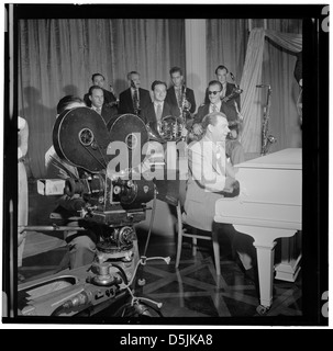 [Portrait de Claude Thornhill, Sandy Siegelstien, Willie Wechsler, Micky Folus, Mario Rullo, Danny Polo, Lee Konitz, Bill Bushing, et Joe Shulman, Columbia Pictures studio, The Making of Beautiful Doll, New York, N.Y., ca. 1947 septembre] (LOC) Banque D'Images